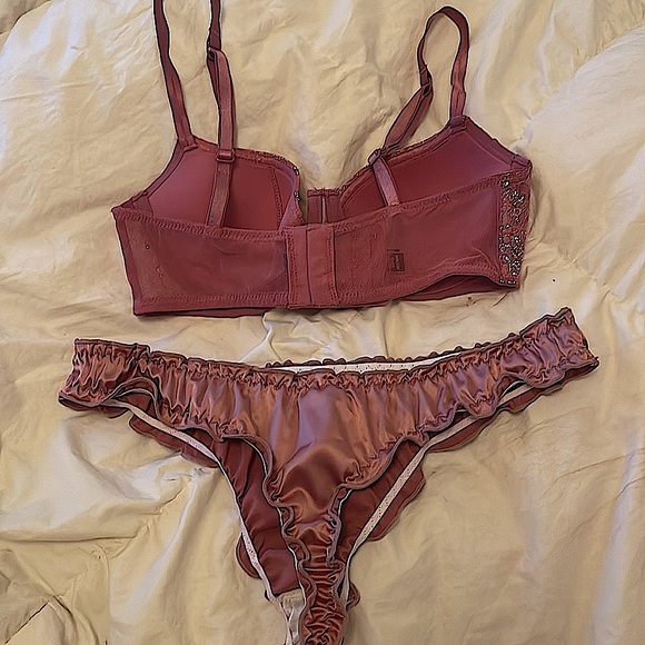 Victorias Secret Bra & Thong - Picture 4 of 4